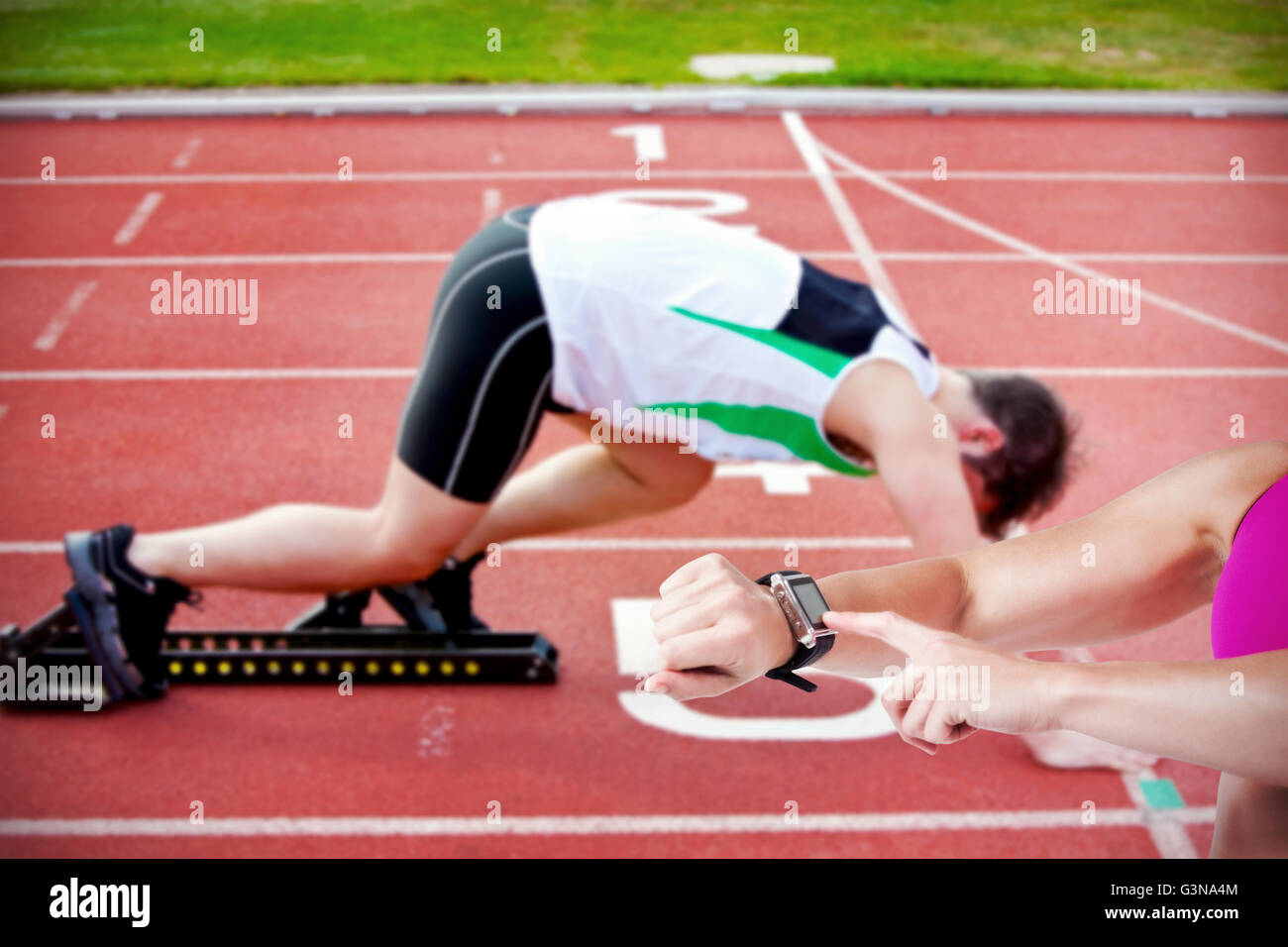 Zusammengesetztes Bild Sportlerin mit ihrem smart-watch Stockfoto