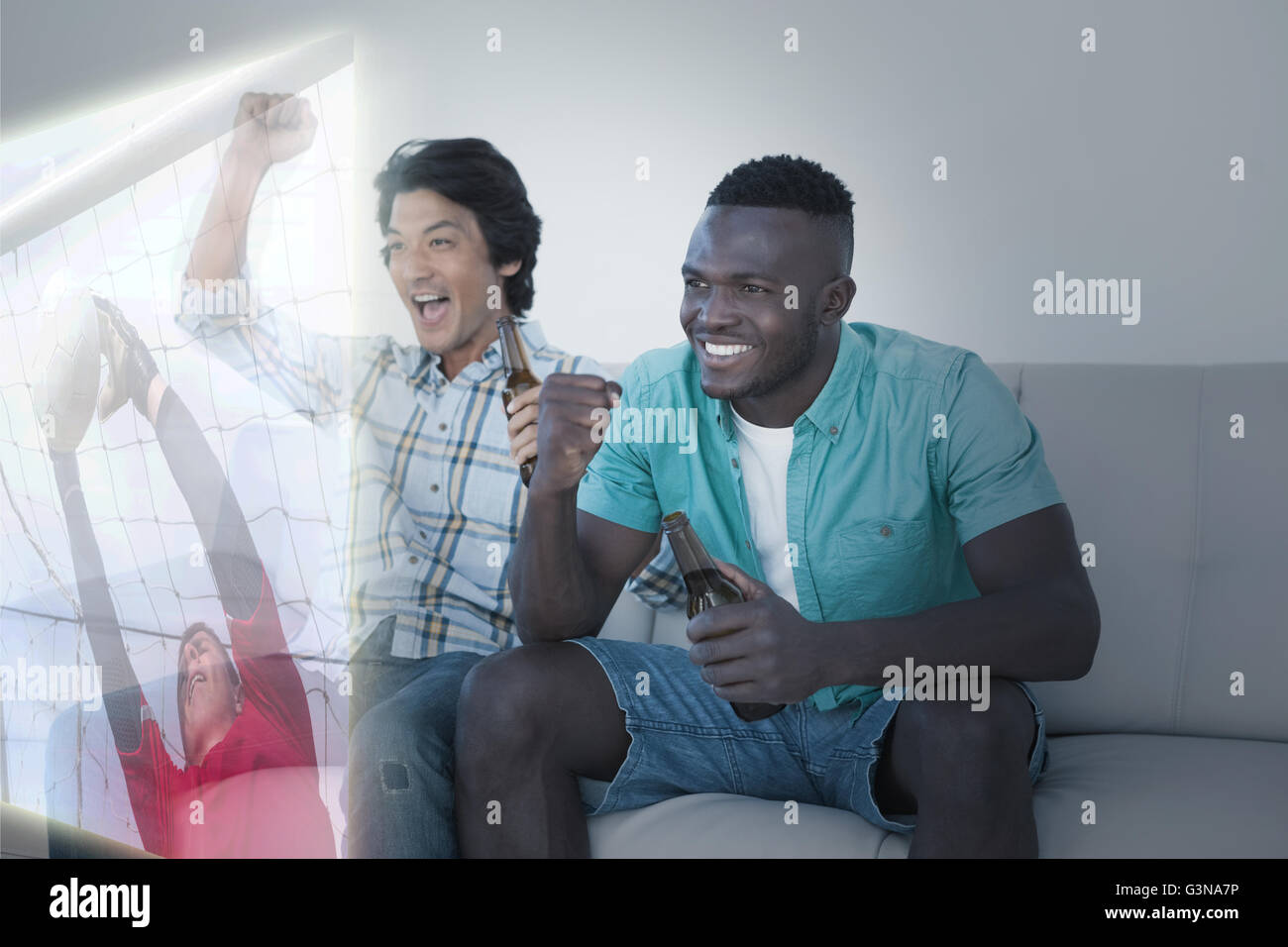 Zusammengesetztes Bild von Freunden sind gerade Sport im Fernsehen Stockfoto