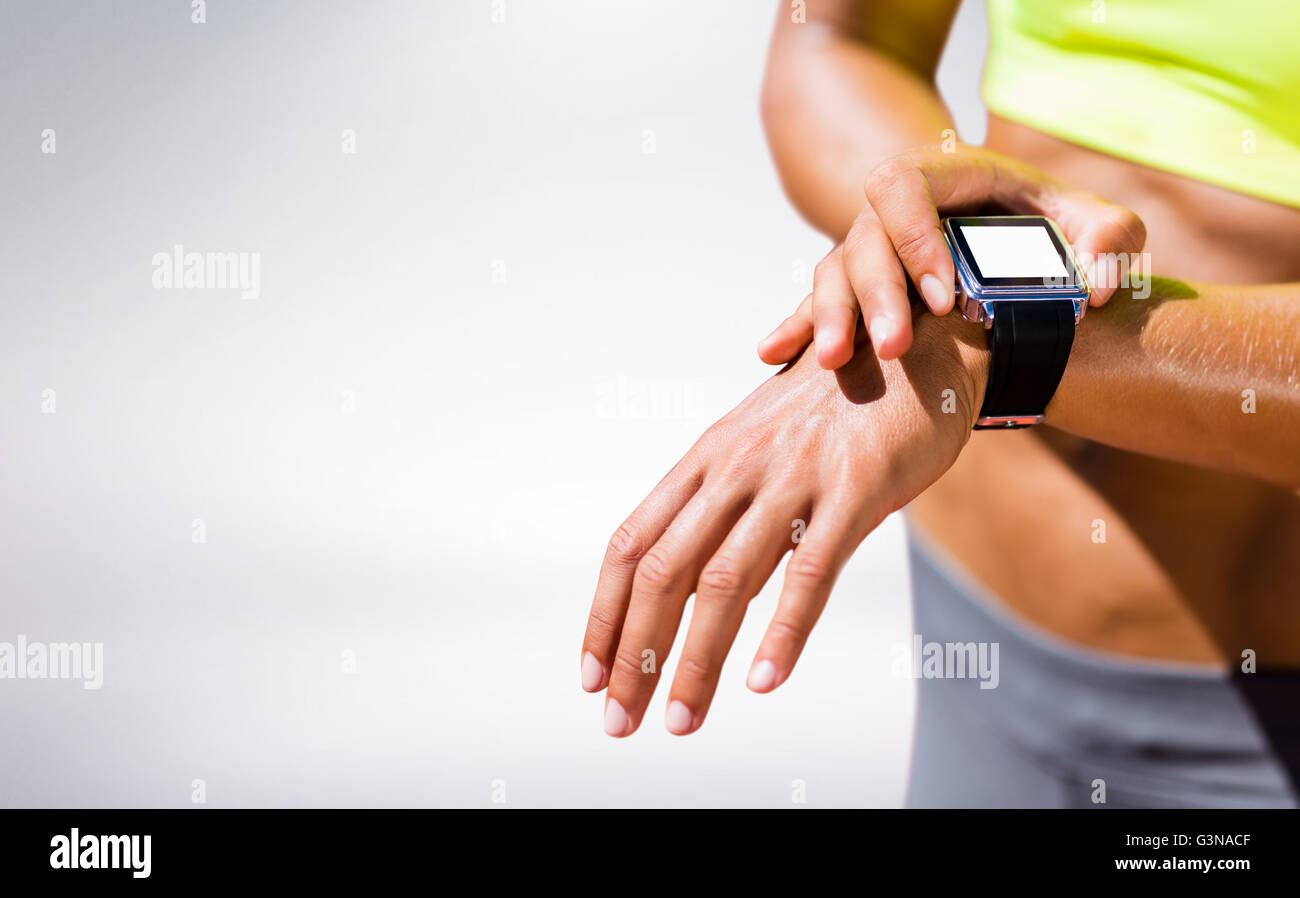 Zusammengesetztes Bild von Close Up auf eine Sportlerin tragen einer angeschlossenen Uhr Stockfoto
