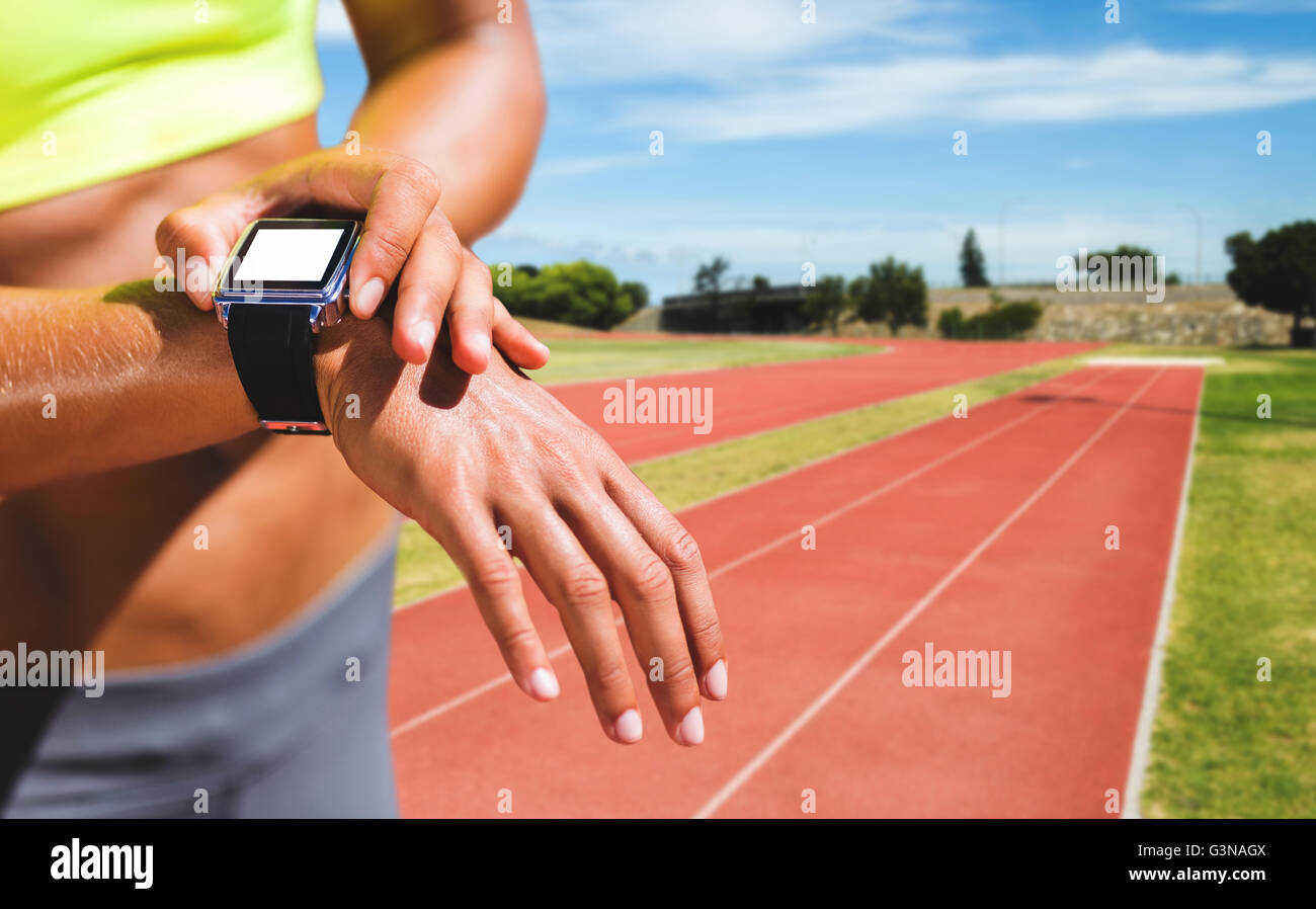 Zusammengesetztes Bild von Close Up auf eine Sportlerin tragen einer angeschlossenen Uhr Stockfoto