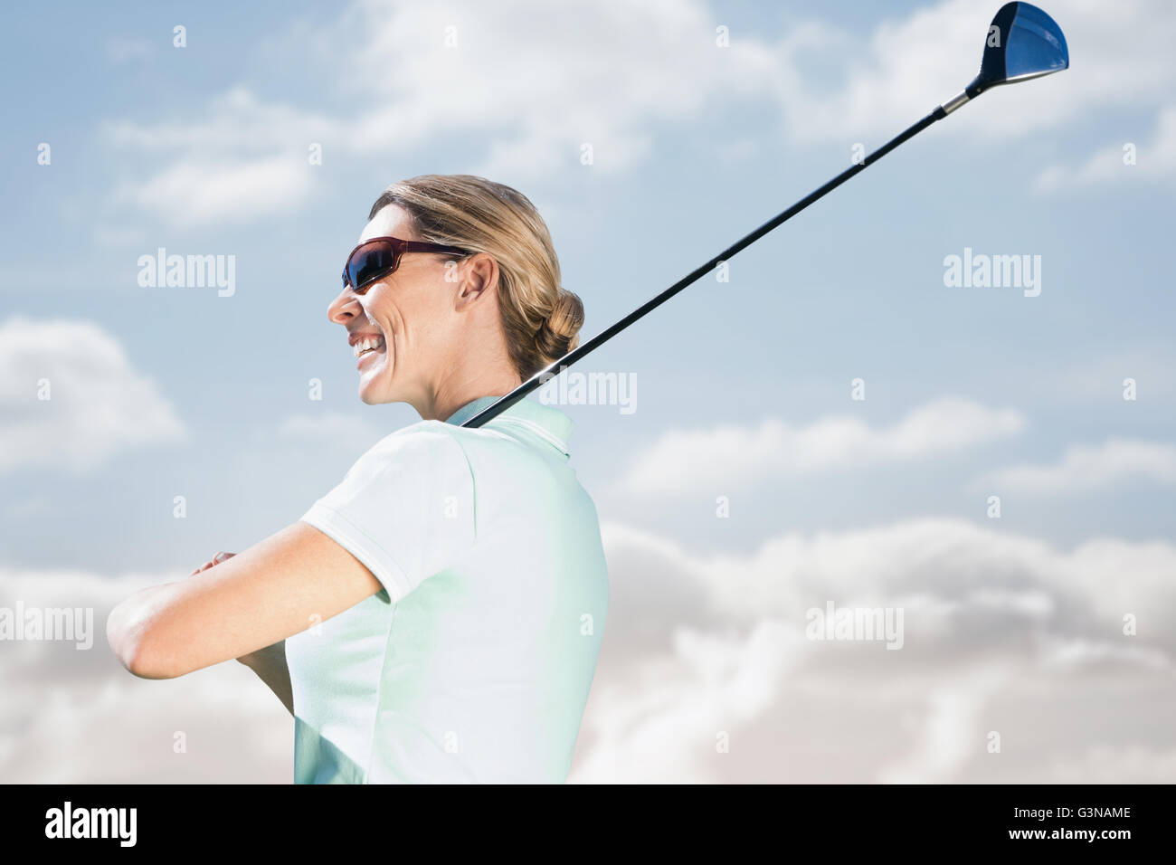 Lächelnde Frau Golf spielen Stockfoto