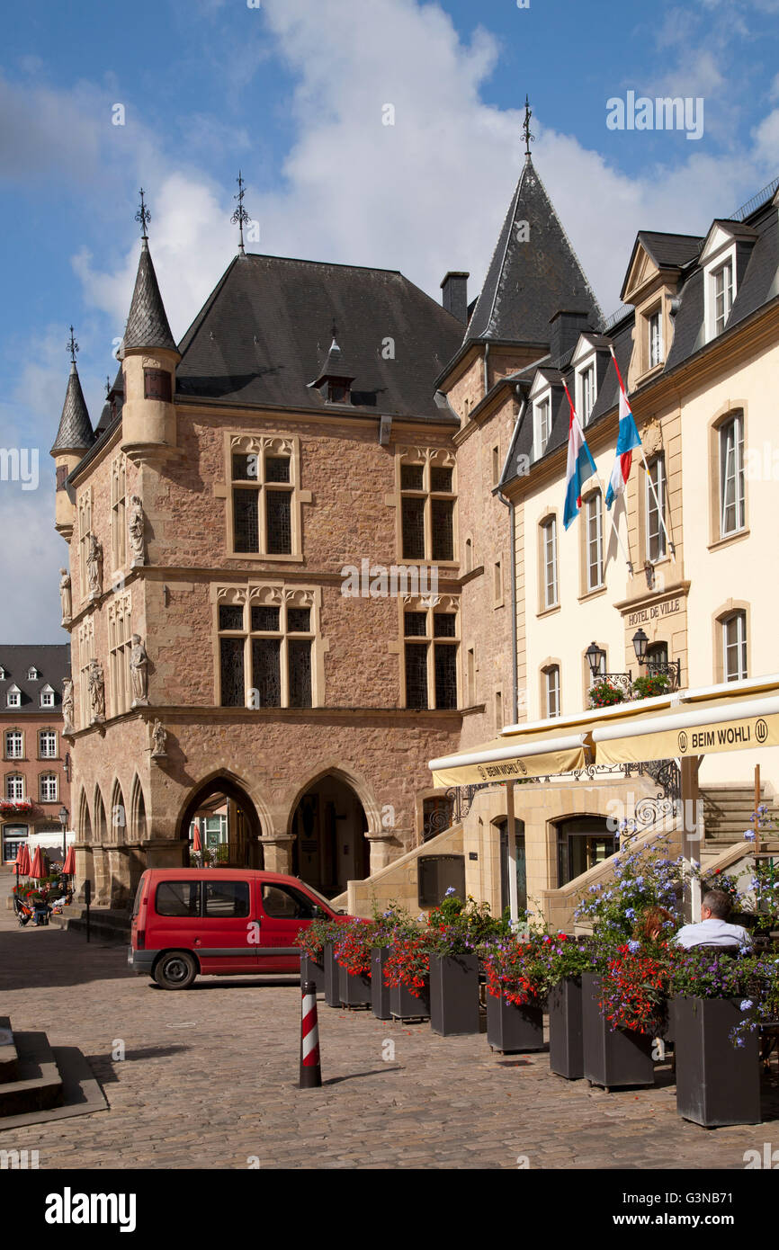 Marktplatz mit dem Dingstuhl, dem ehemaligen Gerichtsgebäude Platz und präsentieren Rathaus, Echternach, Luxemburg, Europa, PublicGround Stockfoto