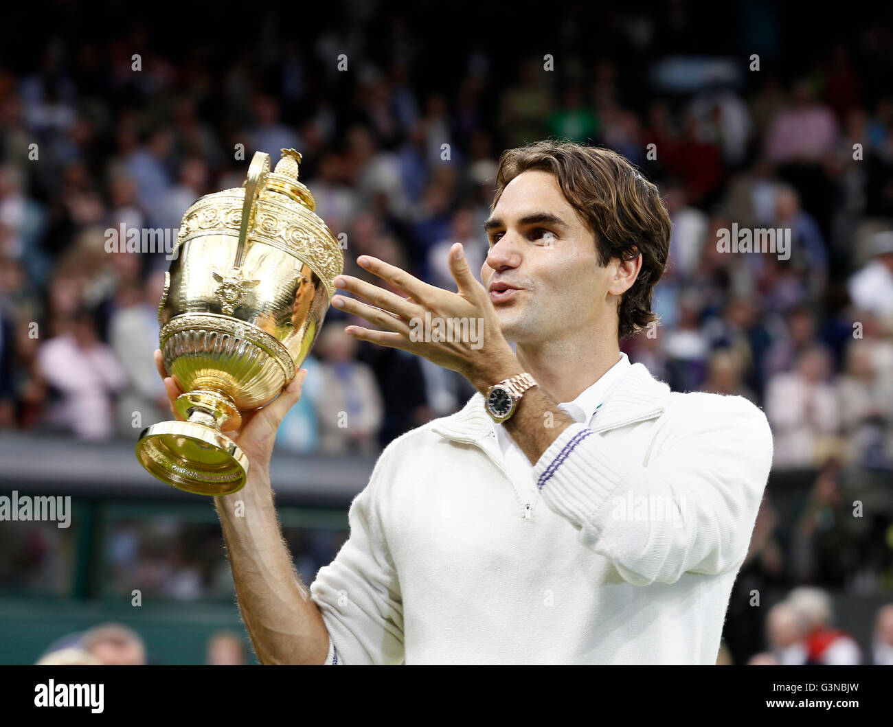 Siegerehrung, Roger Federer, SUI, hält die Trophäe, werfen einen Kuss in Richtung seiner Familie, der Herren, Finale, Wimbledon Stockfoto
