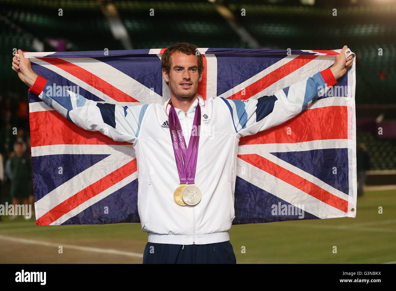 Andy Murray, GBR, mit Gold- und Silbermedaillen bei der Preisverleihung, Mixed-Doppel, Olympische Spiele, London 2012 Stockfoto