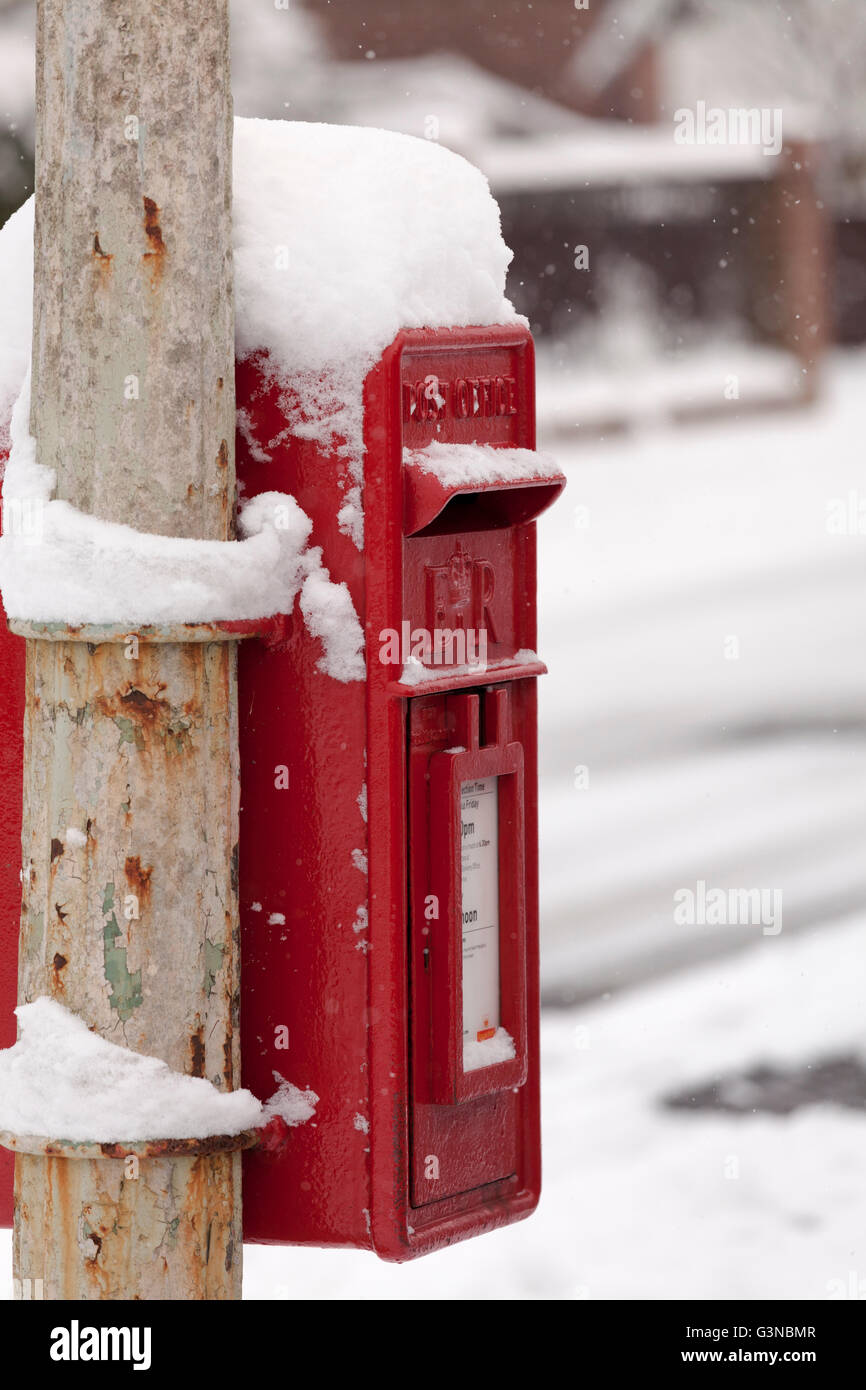 Schneebedeckte Briefkasten an Laternenpfahl befestigt Stockfoto