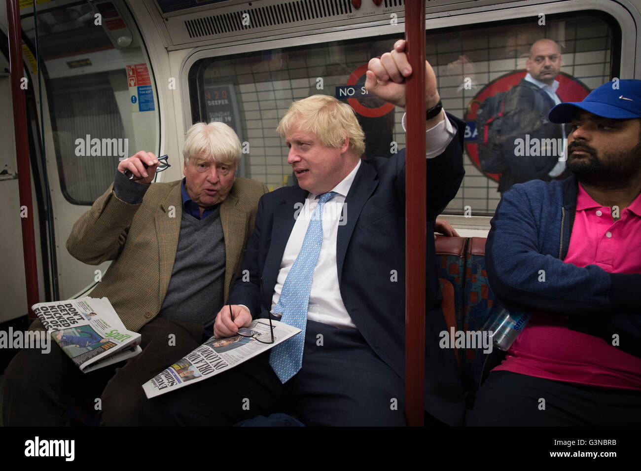 Boris Johnson sitzt neben seinem Vater Stanley (links) auf der Bakerloo Line, wie er in ihm durch Zufall auf die u-Bahn, stieß wie es Bahnhof Marylebone in London verlassen. Stockfoto