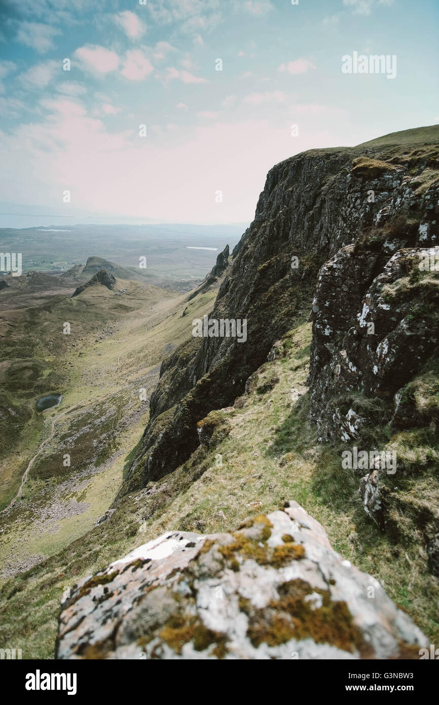 Einen Blick hinunter ins Tal von Quairaing, auf der Isle Of Skye Trotternish Ridge im Sommer Stockfoto