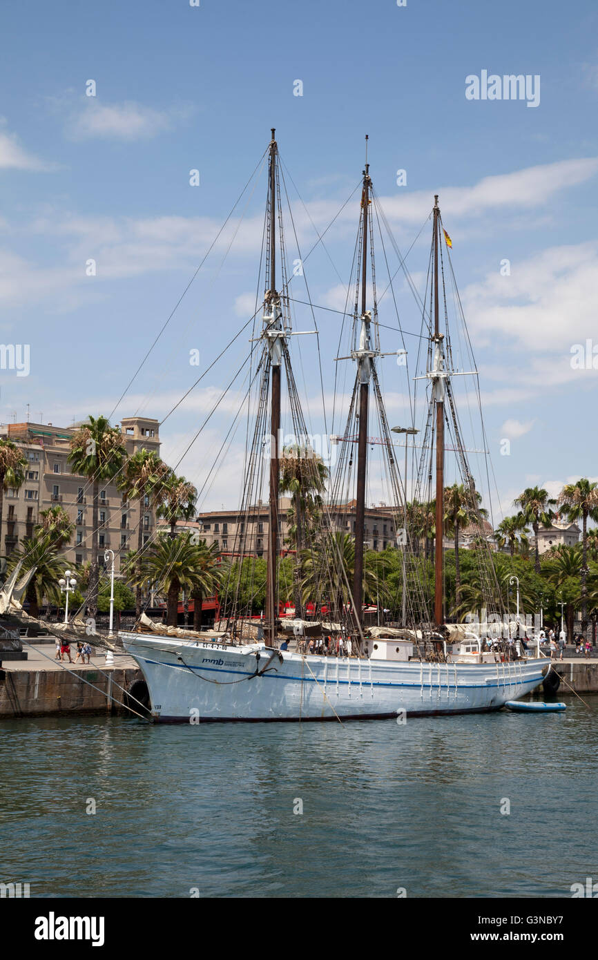 Dreimaster Segelschiff mit dem National Maritime Museum in Port Vell, Barcelona, Katalonien, Spanien, Europa, PublicGround Stockfoto