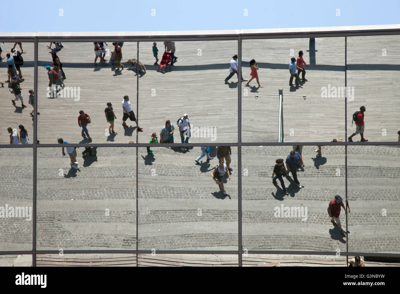 Passanten spiegelt sich in der Fassade des Maremagnum Freizeit Center, Port Vell Barcelona, Katalonien, Spanien, Europa, PublicGround Stockfoto