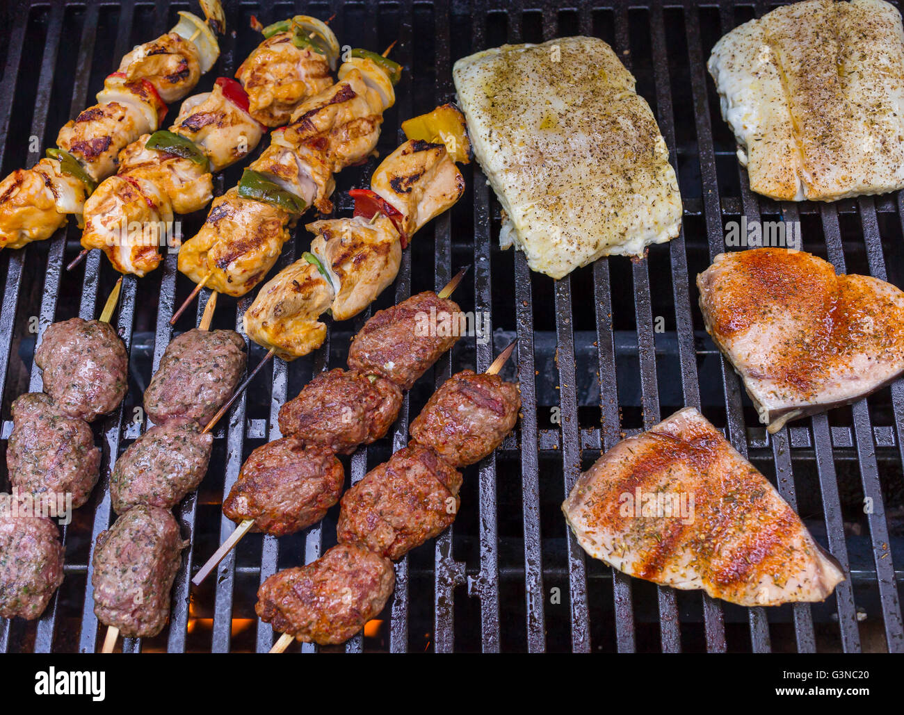 VIRGINIA, USA - Chicken Kabobs, Lamm Kofta Spieße und Fisch am Grill  Grillen Stockfotografie - Alamy