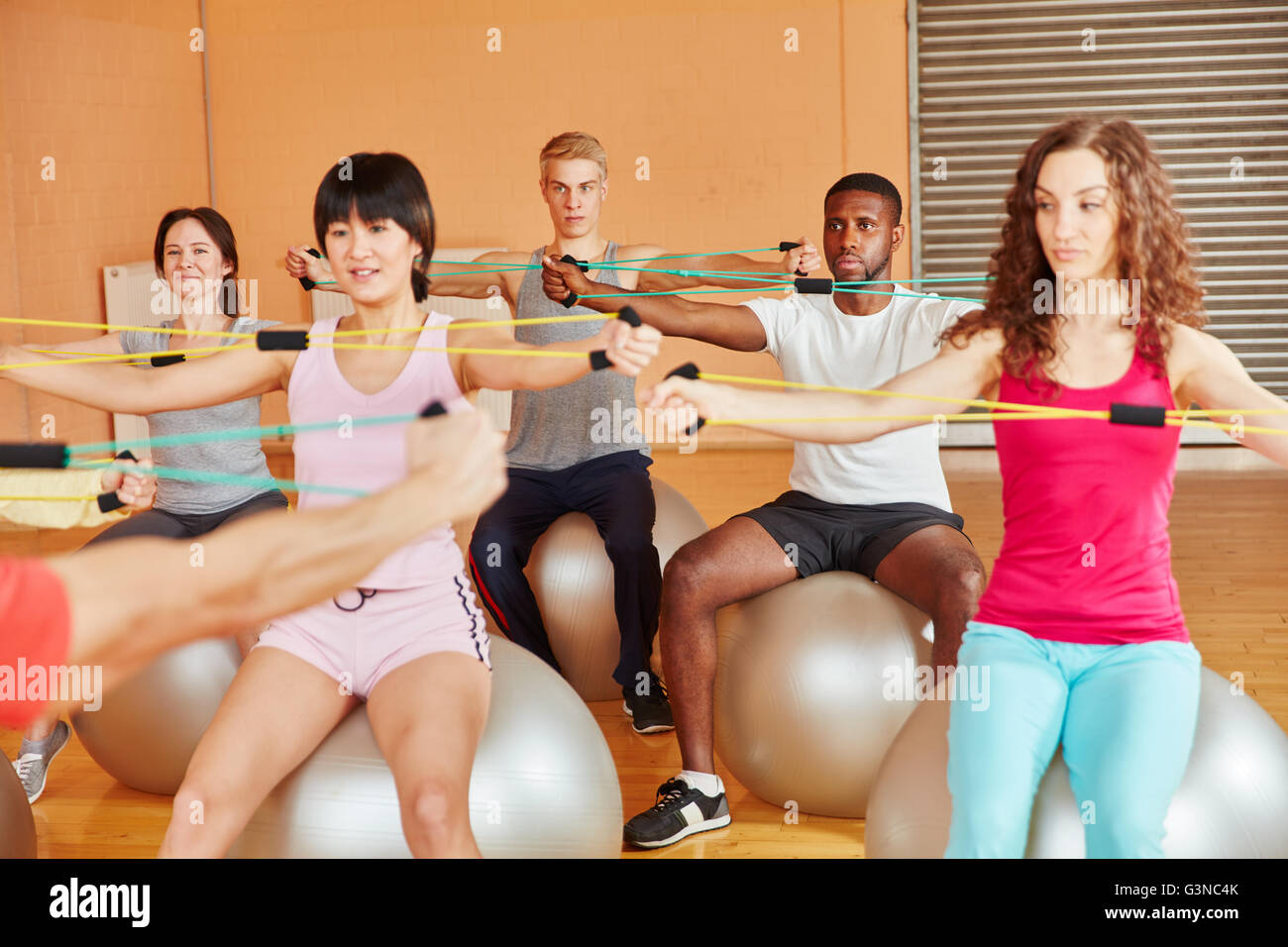 Pilates-Klasse während stretching-Übungen mit Bands im Fitness-studio Stockfoto