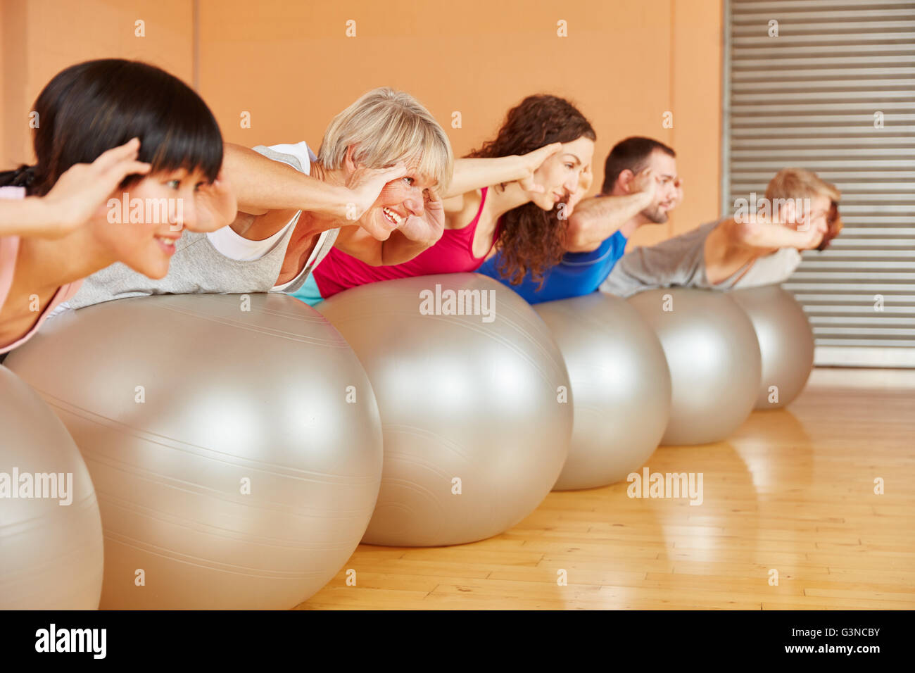 Gruppe beim Rückentraining Pilates-Klasse im Fitness-center Stockfoto