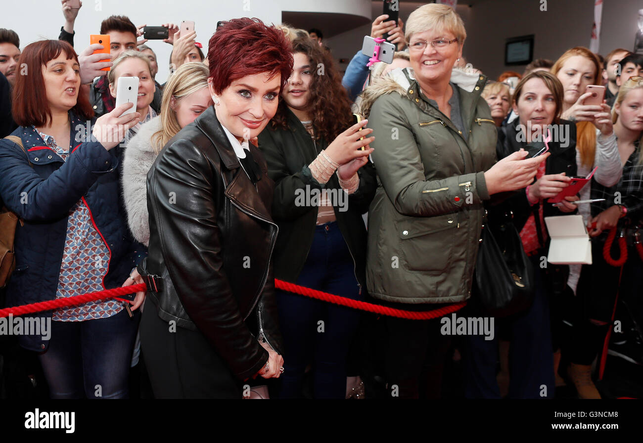 Sharon Osbourne trifft auf dem Cricket-Gelände von Old Trafford in Manchester ein, um sich für die neue Serie des X Factor zu verantworten. Stockfoto