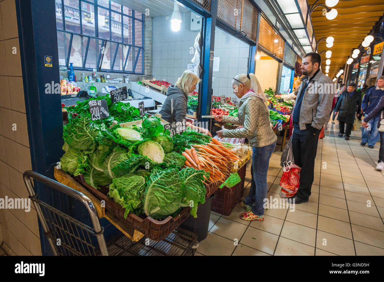 Große Markthalle Budapest, Ansicht der Leute, die Gemüse auf dem großen Markt in der Jozsefvaros Gegend von Budapest, Ungarn einkaufen. Stockfoto