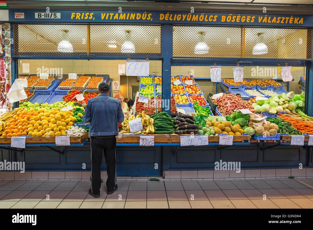 Budapest Große Markthalle, ein Mann Gemüse an den Großen Markt Jozsefvaros kauft in der Gegend von Budapest, Ungarn. Stockfoto