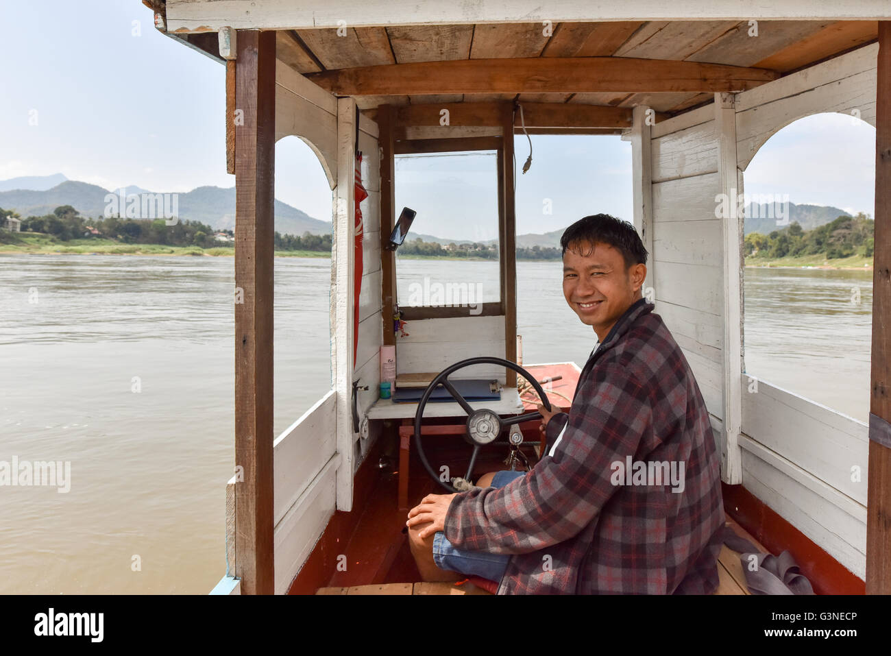 Mann und sein Boot Melkong Fluss Luang Prabang Laos Stockfoto