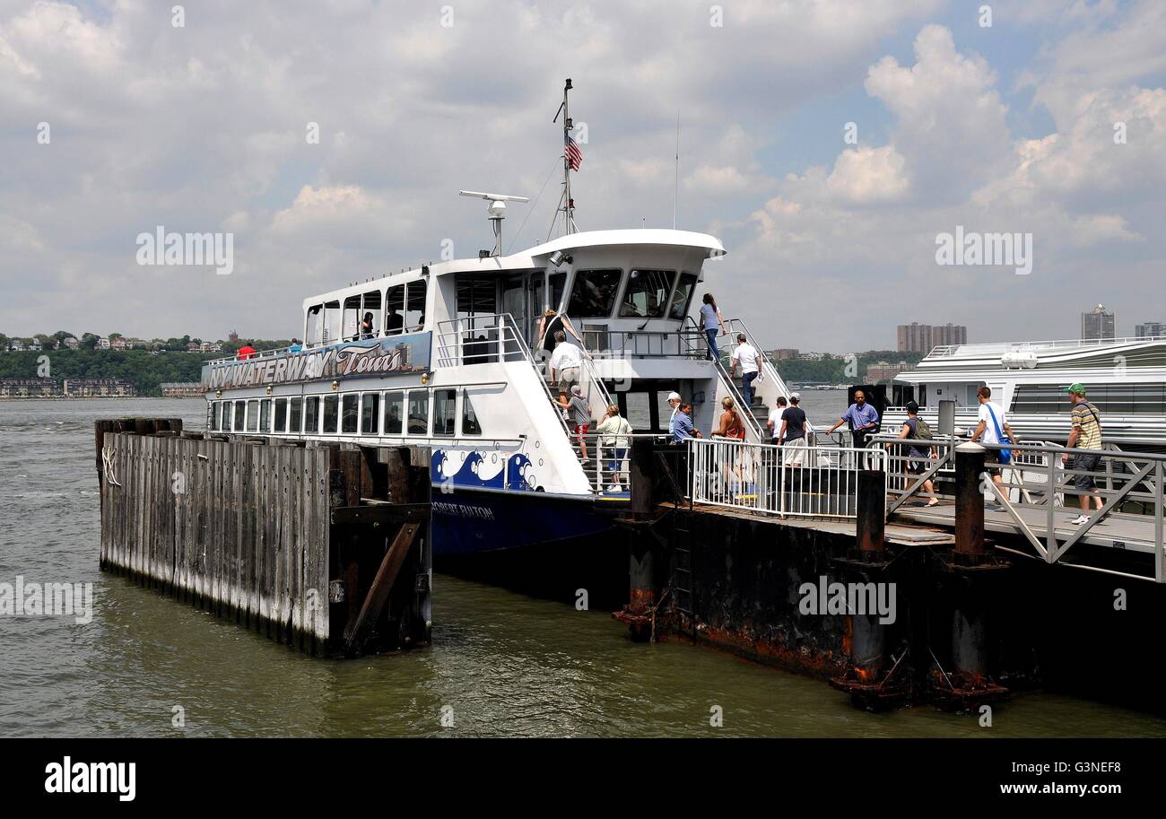 New York City: Touristen einsteigen in einem NY Waterway Boot am Pier 78 auf dem Hudson River für eine 90-minütige Hafenrundfahrt Stockfoto