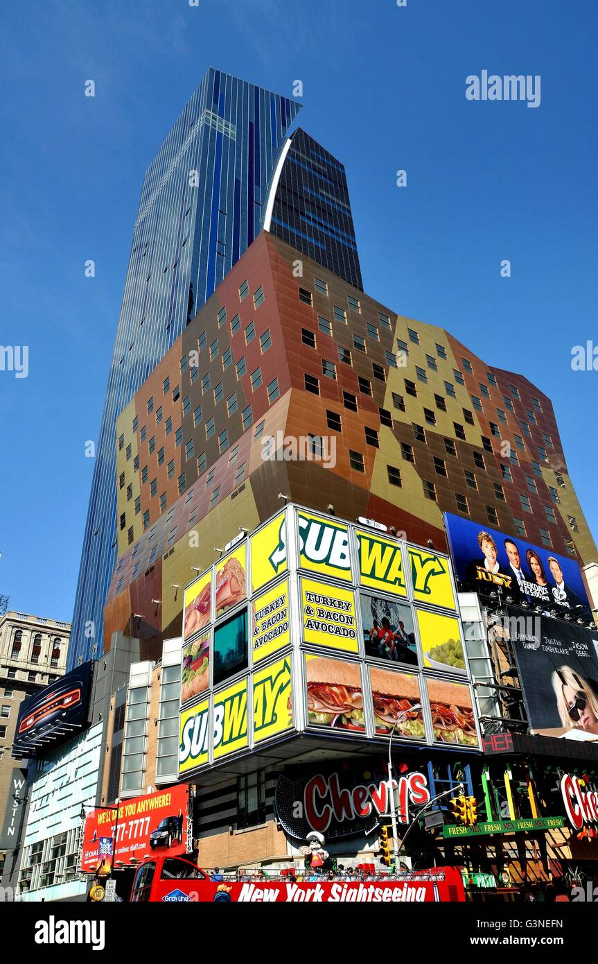 New York City: Bunte Schilder an der Ecke der West 42nd Street und 8th Avenue mit dem Westin Hotel Stockfoto