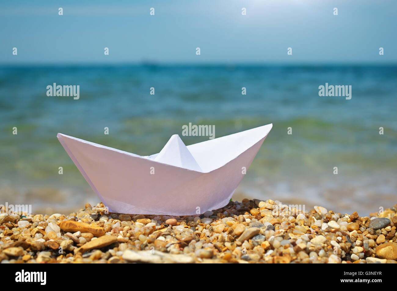 Origami Schiff auf dem Meer. Stockfoto