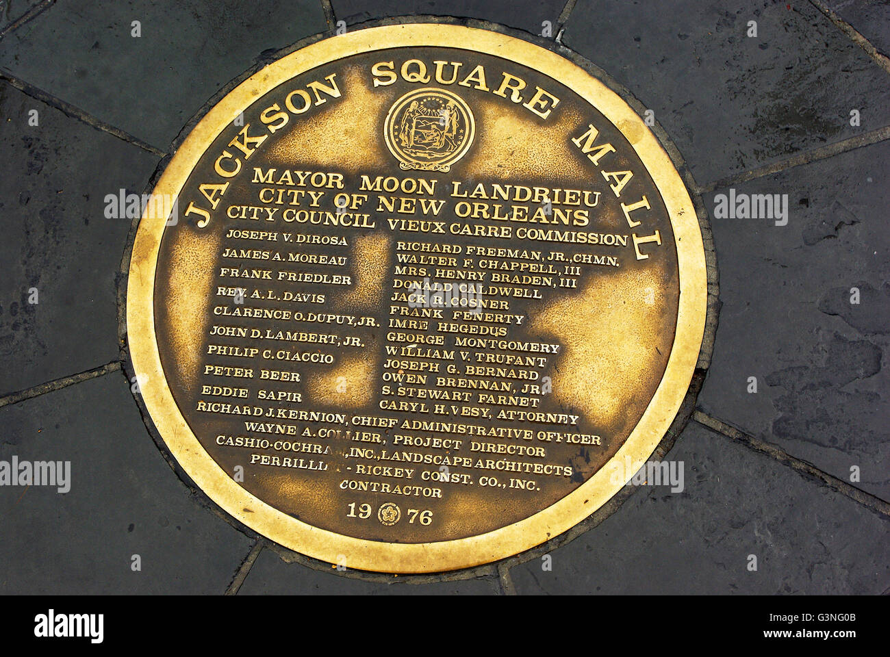 Messingplatte auf Bürgersteig vor Jackson Square Mall in New Orleans Stockfoto