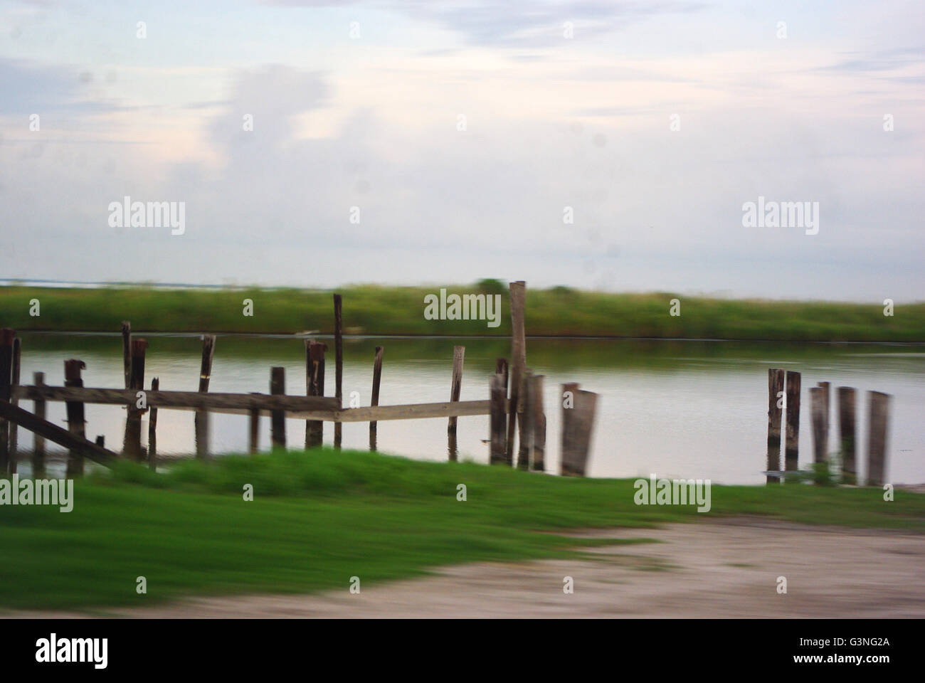 Zaun vor Mississippi River vor New Orleans Stockfoto