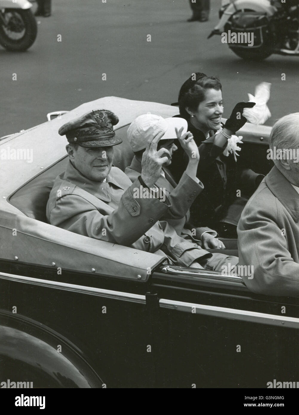 General Douglas MacArthur mit seiner Frau Jean und Sohn Arthur IV wie sie winken jubelnden Menschenmassen, die die motor Route zwischen dem Kapitol und dem Washington Monument Gelände gesäumt. Stockfoto