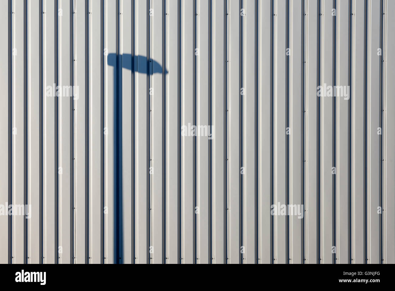 Industrielle Fassade mit einer Straßenlaterne Stockfoto
