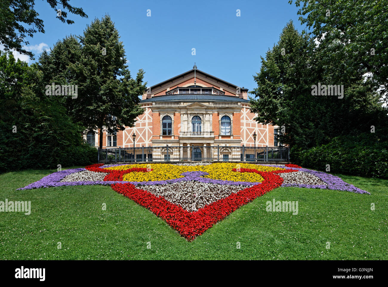 Bayreuther Festspielhaus, Richard-Wagner-Festspiele, Bayreuther Festspiele, grüne Hügel mit Blumenbeeten, Bayreuth, Oberfranken Stockfoto
