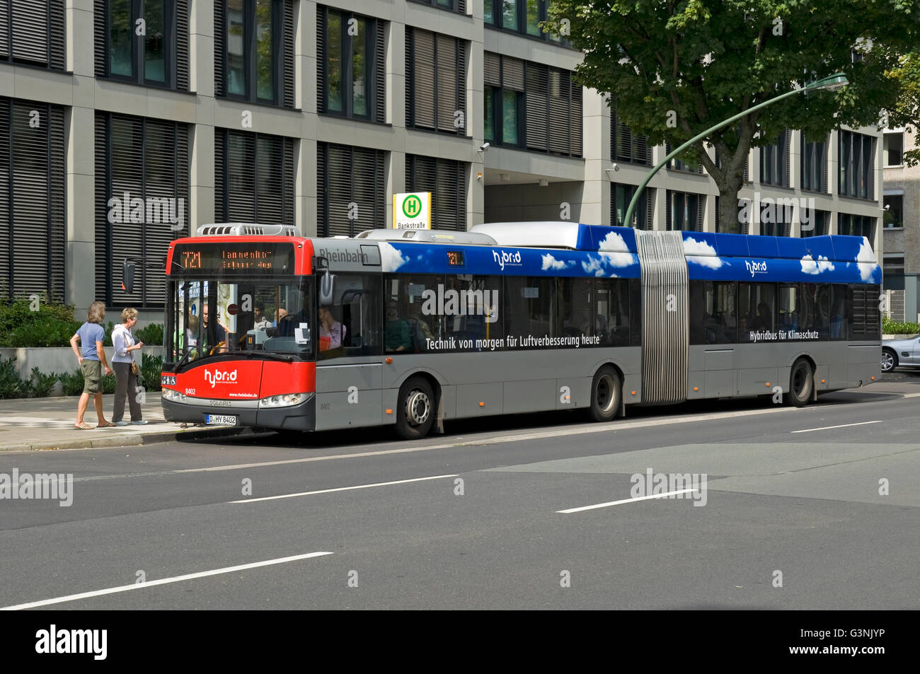 Fluggästen einen Hybridbus, Düsseldorf, Nordrhein-Westfalen Stockfoto