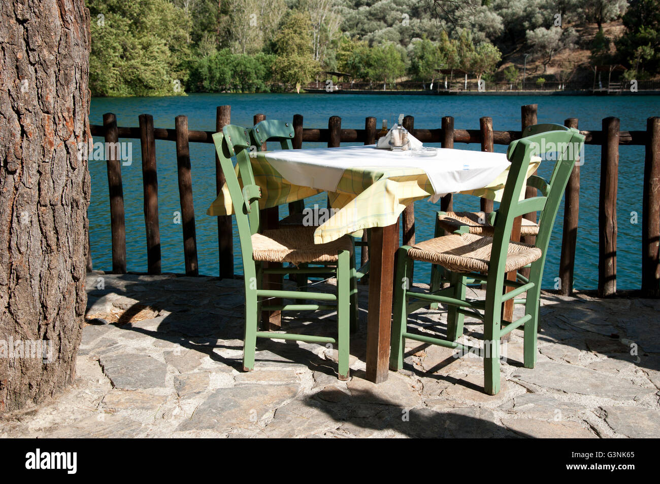 Stühle und einen Tisch in einem Restaurant am See Votomos, Zaros, Kreta, Griechenland, Südeuropa Stockfoto
