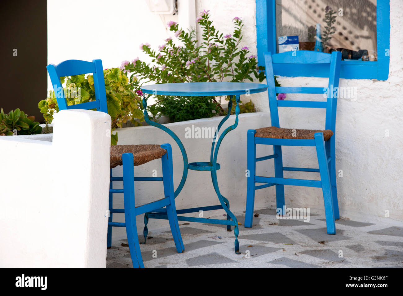 Blauen Stühlen und einem Tisch vor einem Café in Agia Galini, Süd-Kreta, Griechenland, Europa Stockfoto