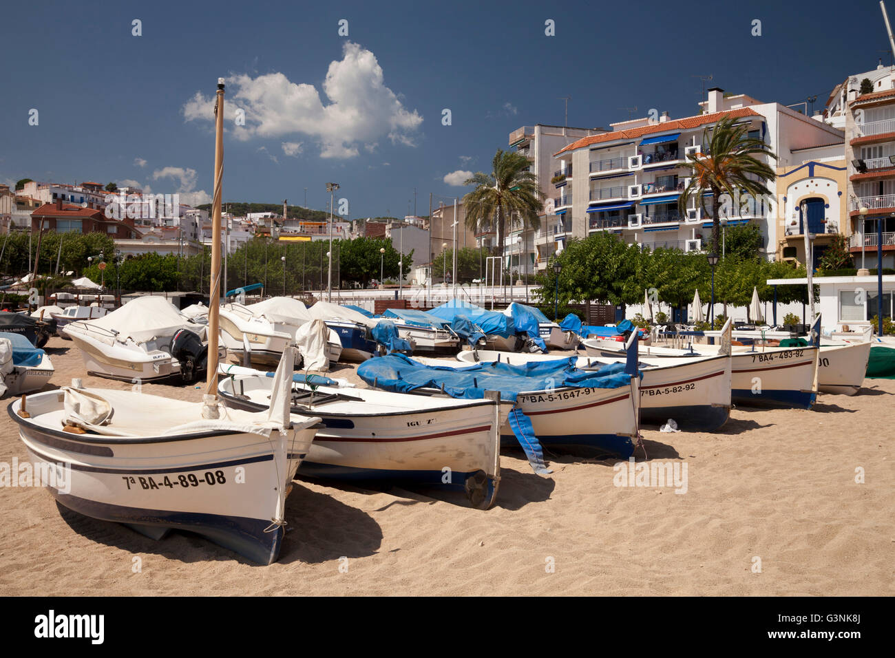 Boote am Strand von Sant Pol de Mar, Comarca Maresme, Costa del Maresme, Katalonien, Spanien, Europa, PublicGround Stockfoto
