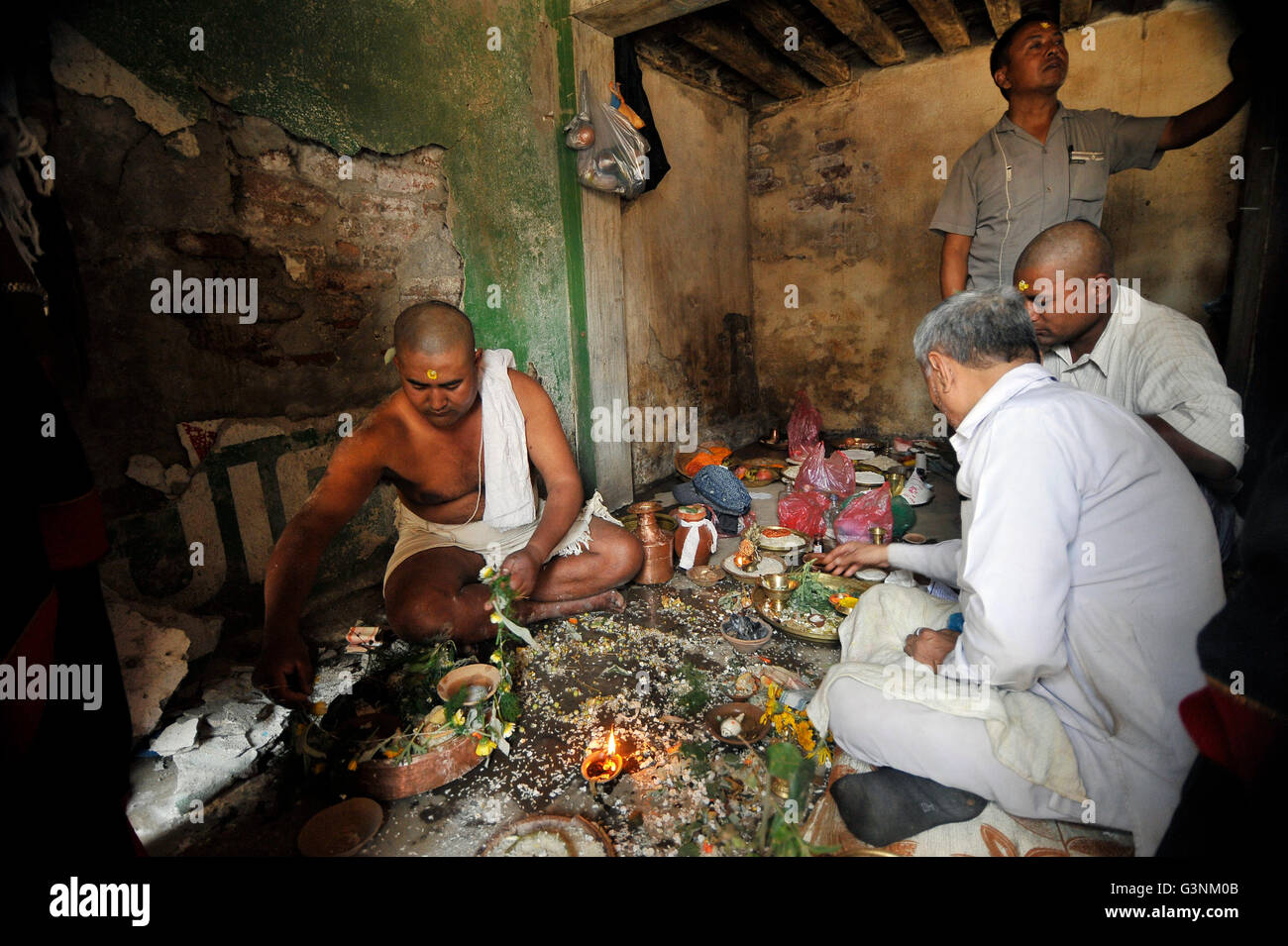 Kathmandu, Nepal. 21. April 2016. RAM-Duwal, 29 Jahre alt, religiöses Ritual Puja "SARADA" ihrer Mutter Betii Duwal, 68 Jahre alt in seinem zerstörten Haus, die während der letztjährigen Erdbeben in Tahamala, Bhaktapur, Nepal Untergang durchführen. Die meisten der alten wurden Häuser in Bhaktapur schlecht vom letztjährigen Erdbeben mit einer Magnitude von 7,8 Tötung über 8.000 Menschen in Nepal und Tausende von zerstört verletzt, wodurch Hunderte von Menschen in vielen Bezirken des Landes Obdachlose mit ganze Dörfer wurden. © Narayan Maharjan/Pacific Press/Alamy Live-Nachrichten Stockfoto