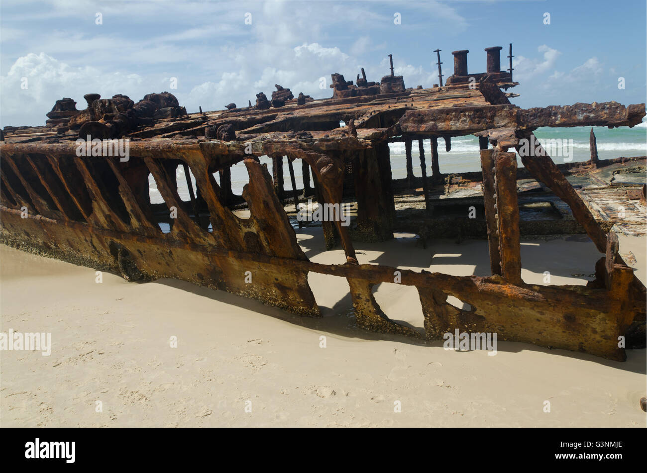 Beeindruckende SS Maheno Luxus Schiffswrack am Strand am klaren blauen Himmel Tag ausruhen Stockfoto