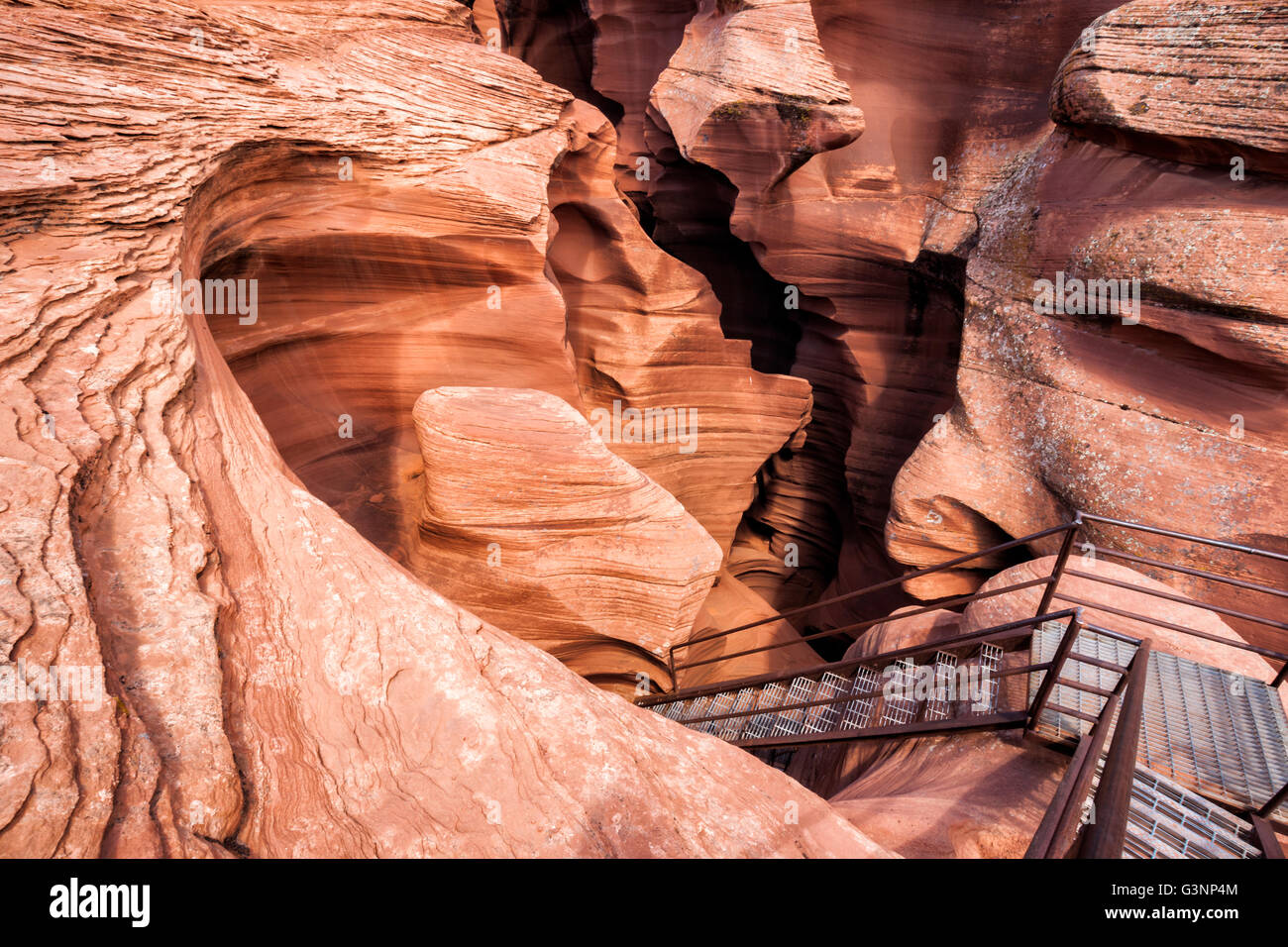 Metall Treppe führt hinunter in ungewöhnlichen Sandstein Felsformationen in den Lower Antelope Canyon, Page, Arizona, USA Stockfoto
