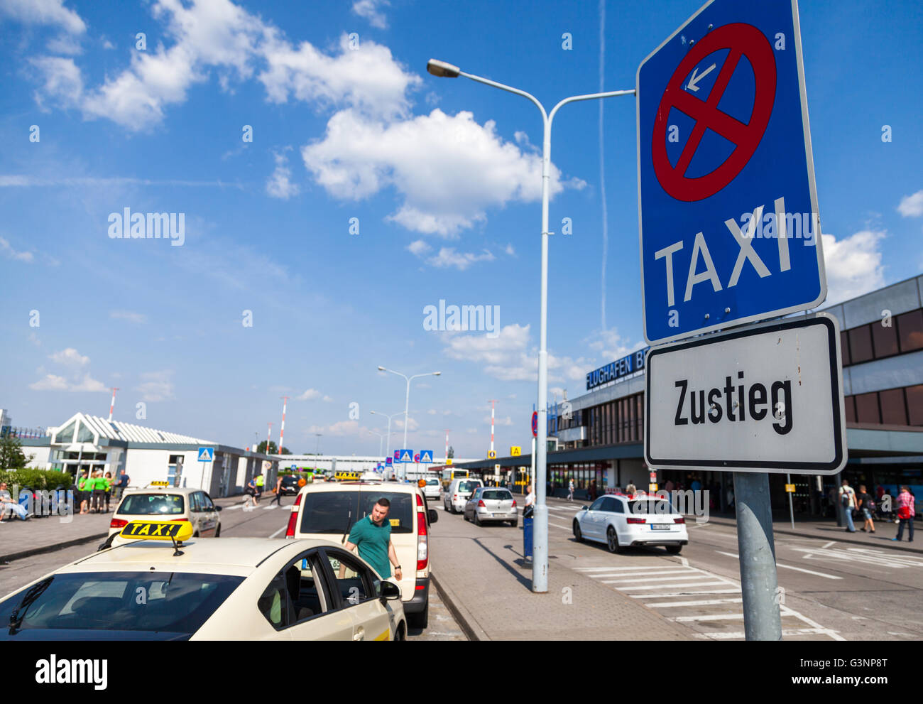 BERLIN / Deutschland - 4. Juni 2016: Deutsche Taxi Autos steht am Flughafen Schönefeld, Berlin / Deutschland am 4. Juni 2016. Stockfoto