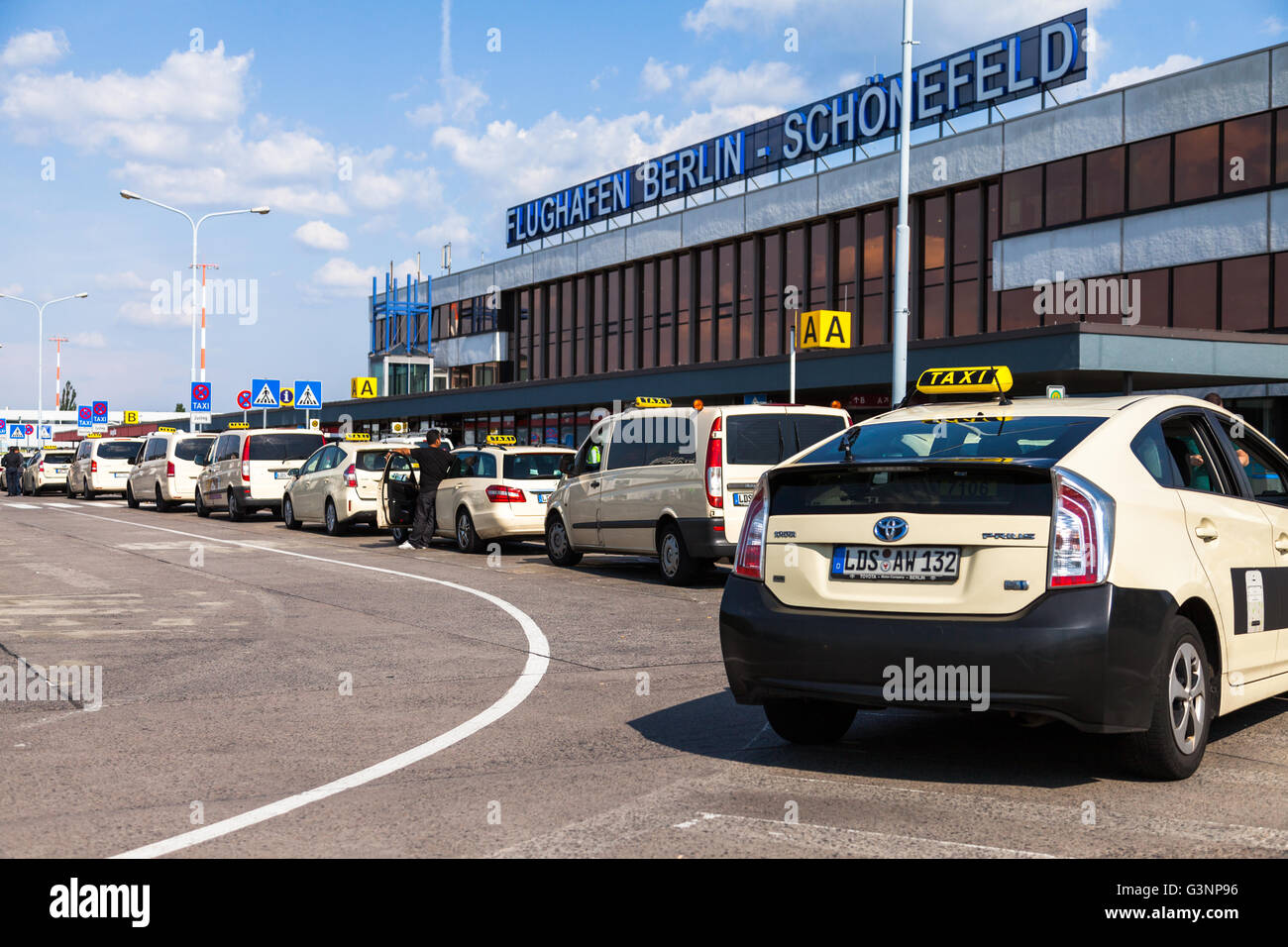 BERLIN / Deutschland - 4. Juni 2016: Deutsche Taxi Autos steht am Flughafen Schönefeld, Berlin / Deutschland am 4. Juni 2016. Stockfoto