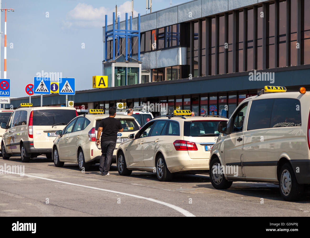 BERLIN / Deutschland - 4. Juni 2016: Deutsche Taxi Autos steht am Flughafen Schönefeld, Berlin / Deutschland am 4. Juni 2016. Stockfoto