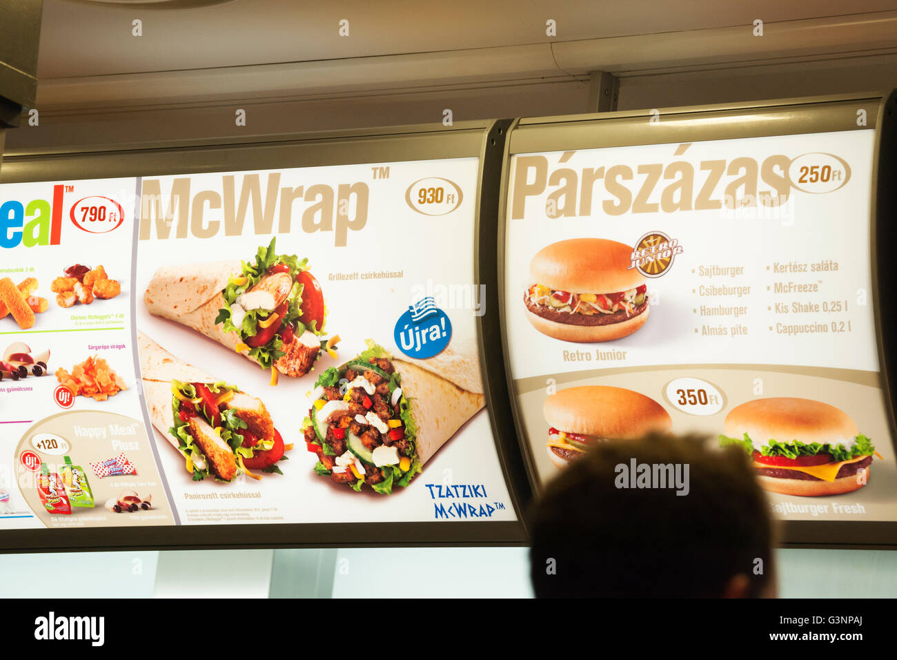 Menü mit Positionen im Angebot bei McDonalds in Budapest, Ungarn, Europa Stockfoto