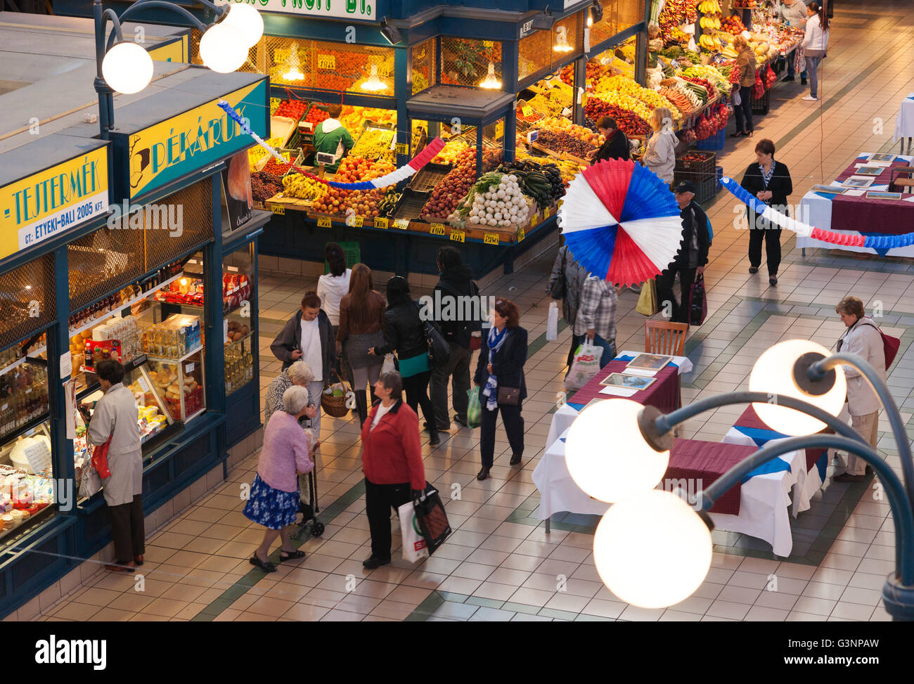 Einheimischen einkaufen bei der zentralen Markthalle, Budapest, Ungarn Stockfoto