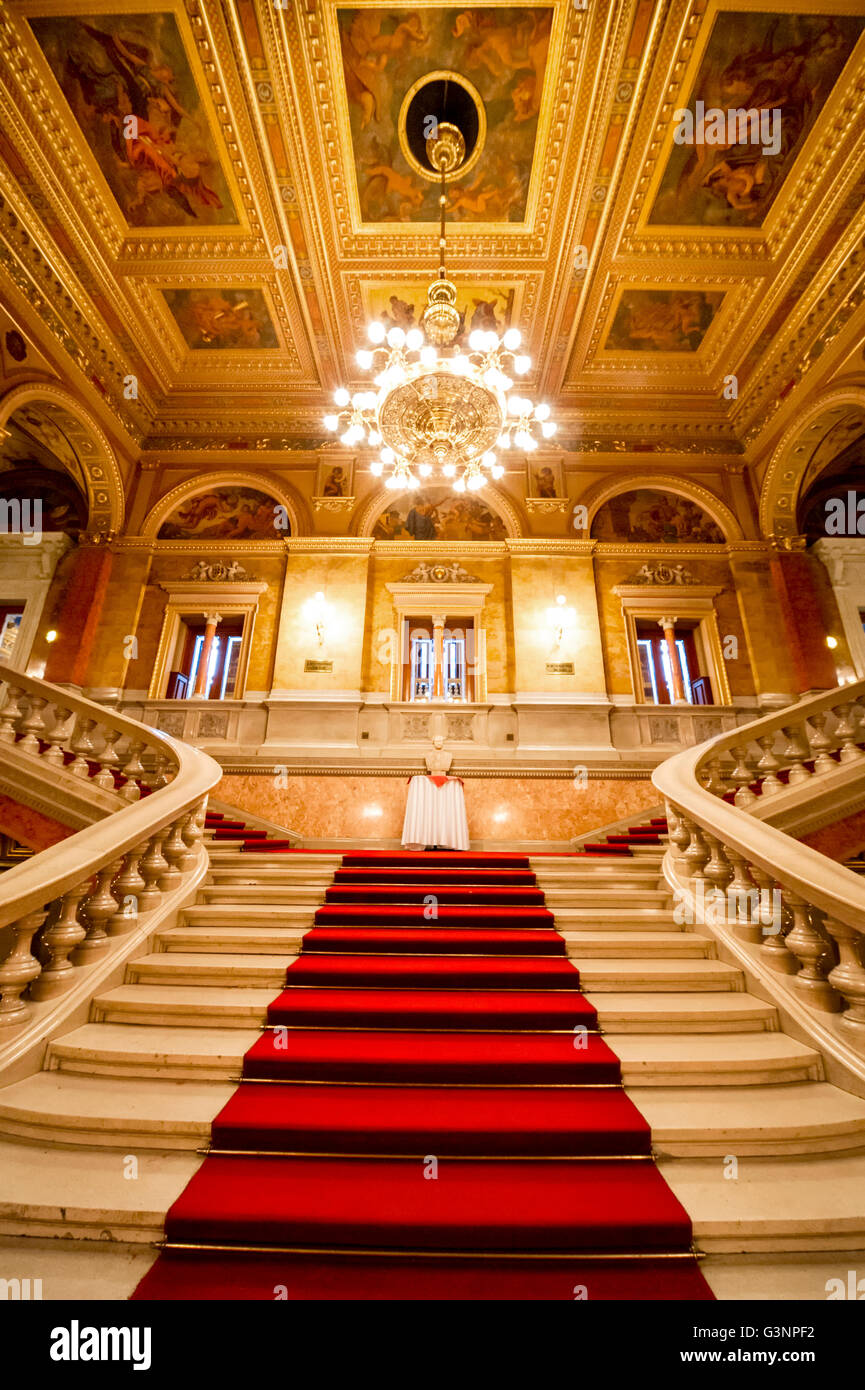 Symmetrische Treppe mit rotem Teppich in der aufwändig dekorierten ungarischen Staatsoper, Neo-darstellendes Interieur, Budape Stockfoto