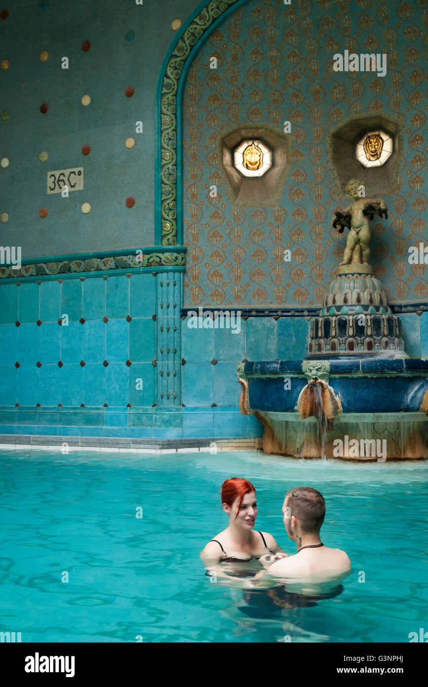 Mann und Frau Flirten im Mineral Pools im Gellert Thermalbad (Gellert Furdo), Budapest, Ungarn, Europa Stockfoto