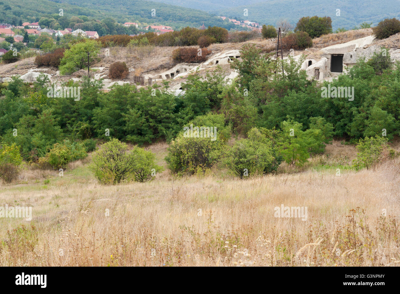 Überblick, wo die Farkasko Höhle Kunst in der 500 Jahre alten Trygolyte Häusern untergebracht ist verstreut in den Bergen Eger, Ungarn Stockfoto