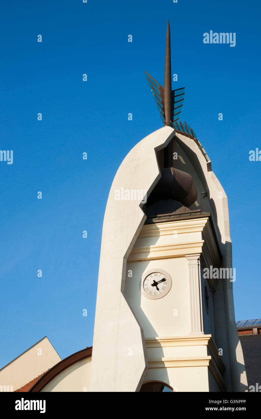 Schützende Decke über Turm auf einem Gebäude zu bedeuten, die Notwendigkeit zum Schutz der Weinberge von Norden windet, Eger, Ungarn Stockfoto