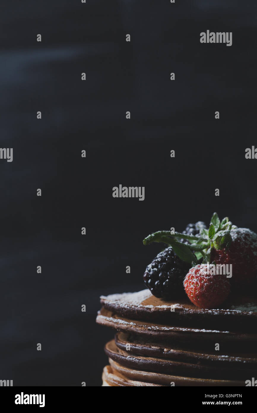 Schokolade in rostigen Pfanne mit Bio-Obst-Pfannkuchen Stockfoto