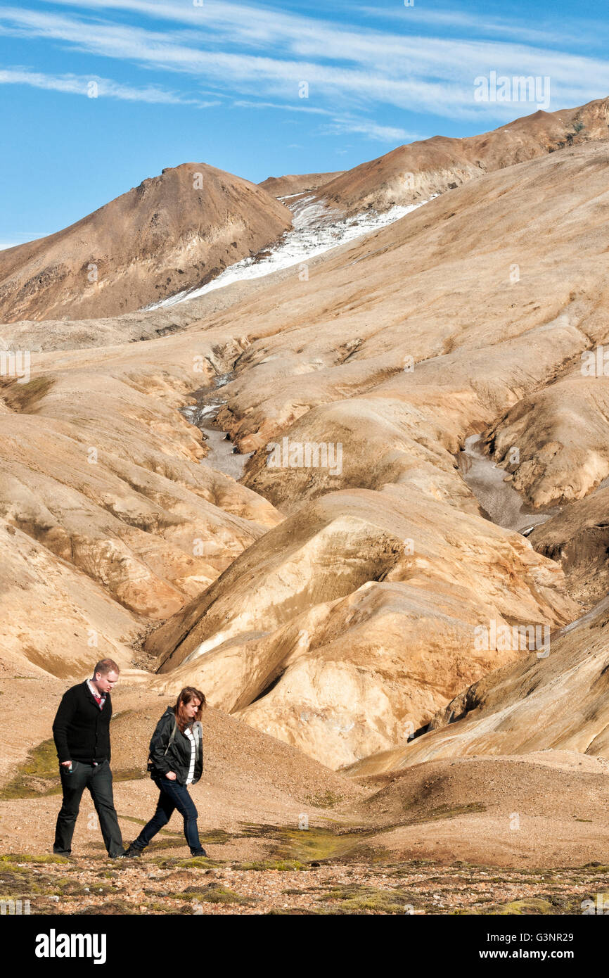 Zwei Erwachsene Wanderung entlang der Basis des Kerlingarfjoll Berg, Island, Europa Stockfoto