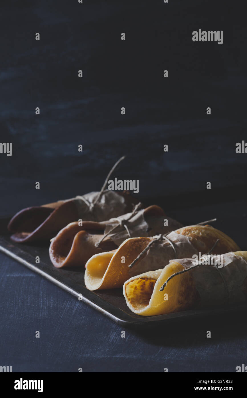 Rustikales Frühstück mit Schokolade Pfannkuchen auf Tafel Stockfoto