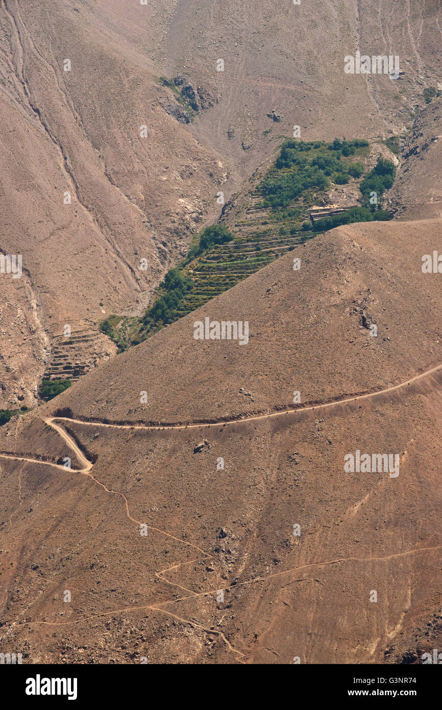 Zick-Zack-Straßen geschnitzt in den hohen Atlas-Gebirge zwischen Ait Mizane und Imane Tal, Marokko, Afrika Stockfoto