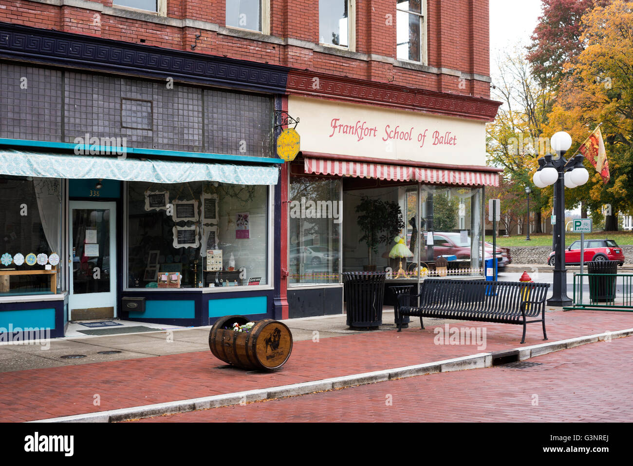 Straßenszene mit alten historischen Gebäuden und Fassaden in der Innenstadt von Frankfort, Kentucky, USA Stockfoto