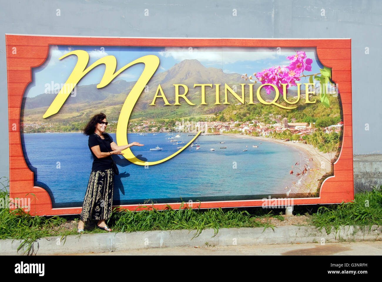 Lady vor Martinique Zeichen, Caribbean Stockfoto